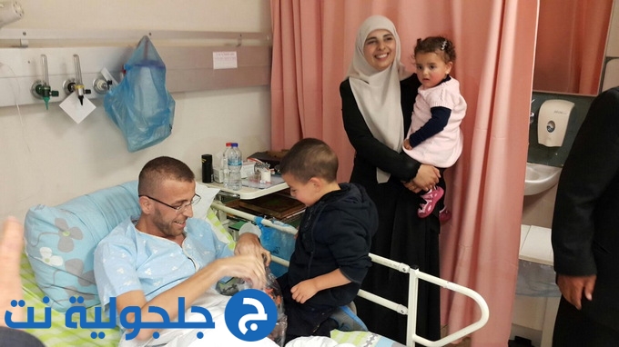 زوجة الأسير محمد القيق وأبنائه يصلون لزيارته في مستشفى العفولة